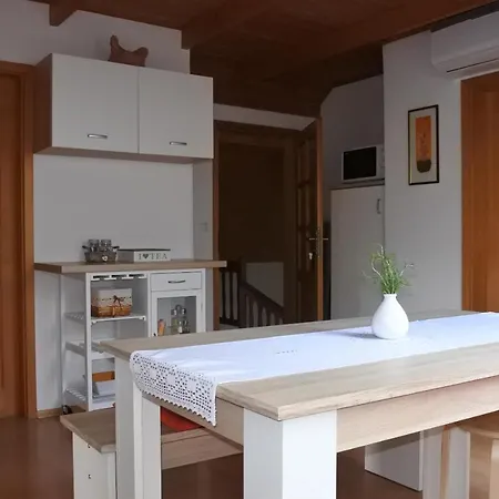 Apartma Vrh Apartman Lesce (Upper Carniola)